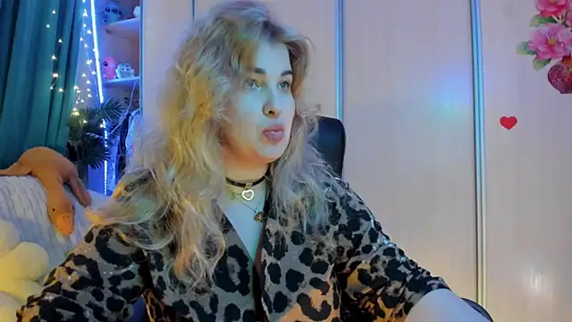 Snapshot of CoraSwon chatting on 02.25.26 CoraSwon online show from 02.25.26