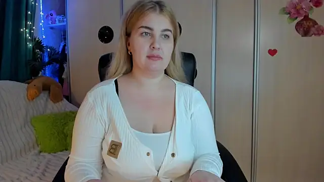 Snapshot of CoraSwon chatting on 02.28.26 CoraSwon online show from 02.28.26