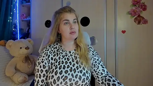 Snapshot of CoraSwon chatting on 03.02.26 CoraSwon online show from 03.02.26