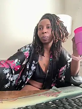 LeyaHoneybuns online show from 01.08.25