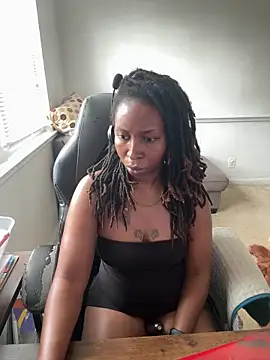 Snapshot of LeyaHoneybuns chatting on 05.27.26 LeyaHoneybuns online show from 05.27.26
