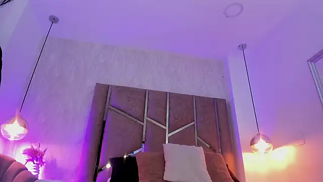 Martinaa Jones  online show from 04.14.26