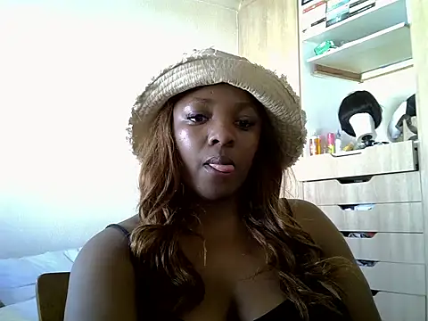 Snapshot of QuennNandi chatting on 10.29.25 QuennNandi online show from 10.29.25