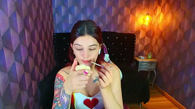 Snapshot of LiaHarryis chatting on 10.31.25 LiaHarryis online show from 10.31.25