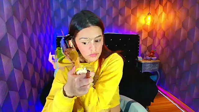 Snapshot of LiaHarryis chatting on 12.17.25 LiaHarryis online show from 12.17.25