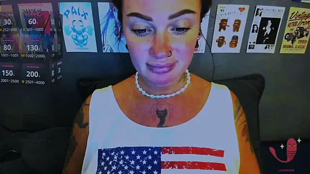 Snapshot of EllieOz chatting on 04.17.26 EllieOz online show from 04.17.26
