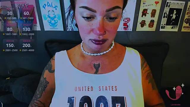 Snapshot of EllieOz chatting on 04.18.26 EllieOz online show from 04.18.26