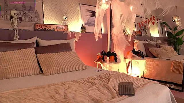 Snapshot of ElleDiane chatting on 10.21.25 ElleDiane online show from 10.21.25