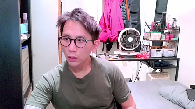 Snapshot of UndreamtM chatting on 02.25.26 UndreamtM online show from 02.25.26