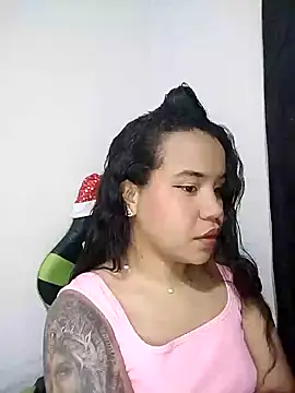 Snapshot of leila_22 chatting on 12.19.24 leila 22 online show from 12.19.24