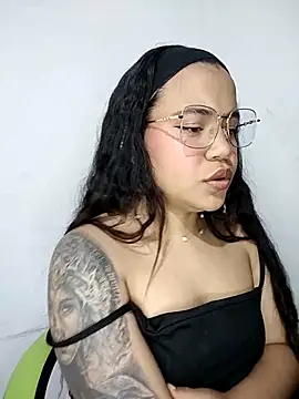 Snapshot of leila_22 chatting on 12.20.24 leila 22 online show from 12.20.24