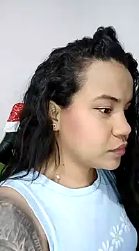 Snapshot of leila_22 chatting on 12.21.24 leila 22 online show from 12.21.24