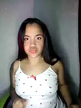 Snapshot of leila_22 chatting on 12.28.24 leila 22 online show from 12.28.24