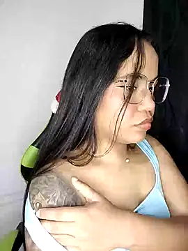 Snapshot of leila_22 chatting on 12.29.24 leila 22 online show from 12.29.24