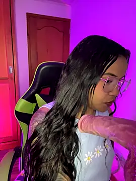 leila 22 online show from 11.04.25