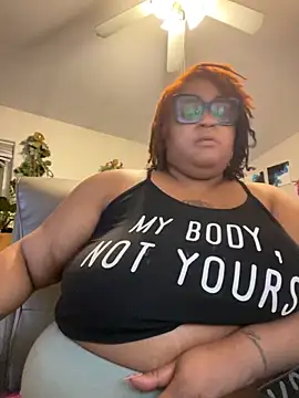 Snapshot of kweenxkarma chatting on 11.25.25 kweenxkarma online show from 11.25.25
