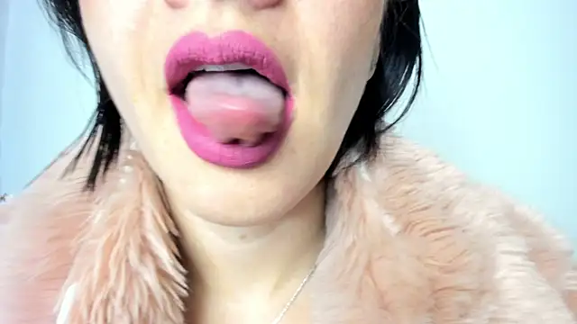 Snapshot of queen_fetish chatting on 12.17.24 queen fetish online show from 12.17.24