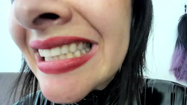 Snapshot of queen_fetish chatting on 01.21.25 queen fetish online show from 01.21.25