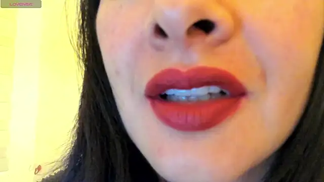 Snapshot of queen_fetish chatting on 09.29.25 queen fetish online show from 09.29.25