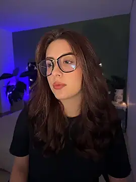 Snapshot of EmaSaenz chatting on 04.21.26 EmaSaenz online show from 04.21.26