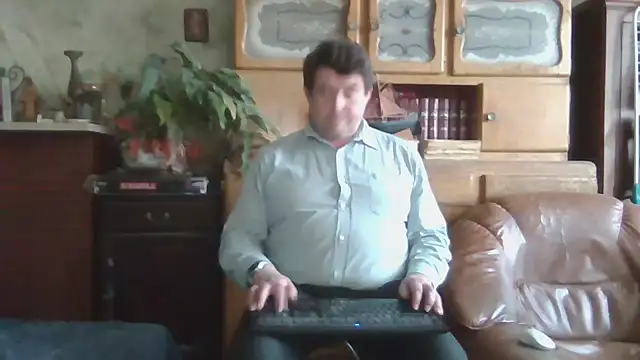 Snapshot of sympatrique chatting on 03.19.25 sympatrique online show from 03.19.25