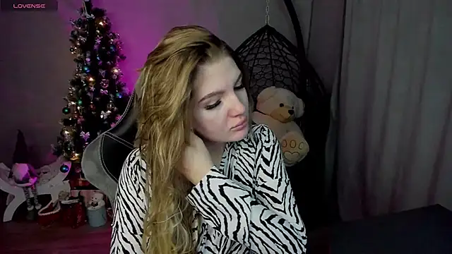 Snapshot of lily_williamss chatting on 12.13.24 lily williamss online show from 12.13.24