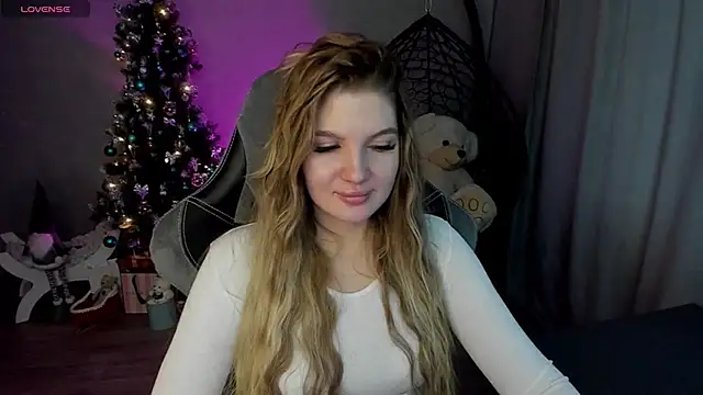 Snapshot of lily_williamss chatting on 12.14.24 lily williamss online show from 12.14.24
