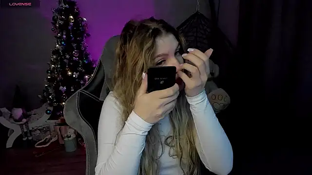 Snapshot of lily_williamss chatting on 12.20.24 lily williamss online show from 12.20.24