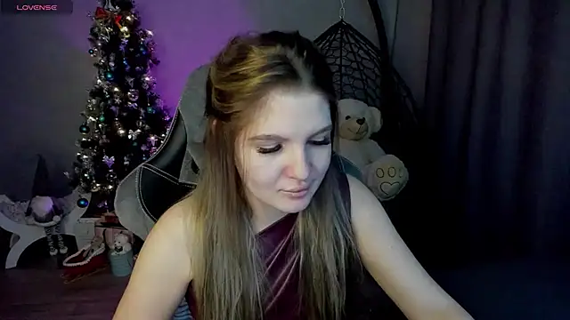 Snapshot of lily_williamss chatting on 12.28.24 lily williamss online show from 12.28.24