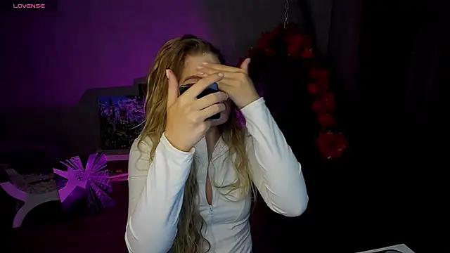 Snapshot of lily_williamss chatting on 10.02.25 lily williamss online show from 10.02.25