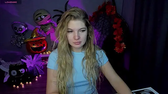 Snapshot of lily_williamss chatting on 10.12.25 lily williamss online show from 10.12.25