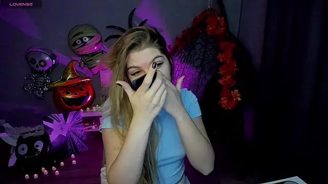 Snapshot of lily_williamss chatting on 10.14.25 lily williamss online show from 10.14.25