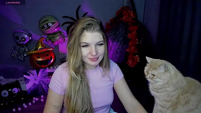Snapshot of lily_williamss chatting on 10.17.25 lily williamss online show from 10.17.25