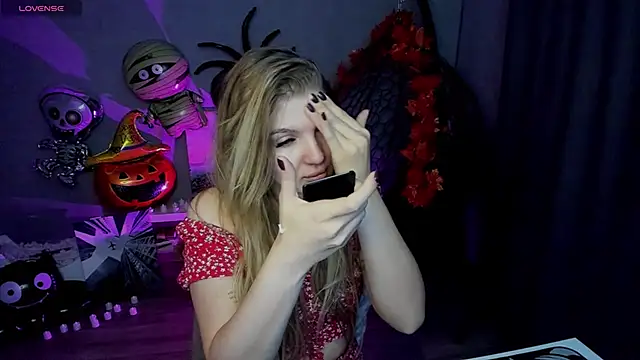 Snapshot of lily_williamss chatting on 10.18.25 lily williamss online show from 10.18.25