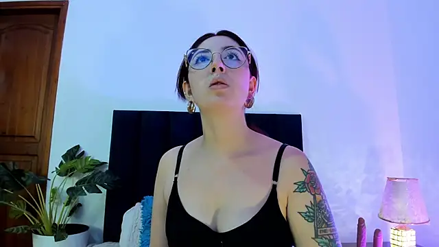 Emilywatsonn online show from 01.16.25