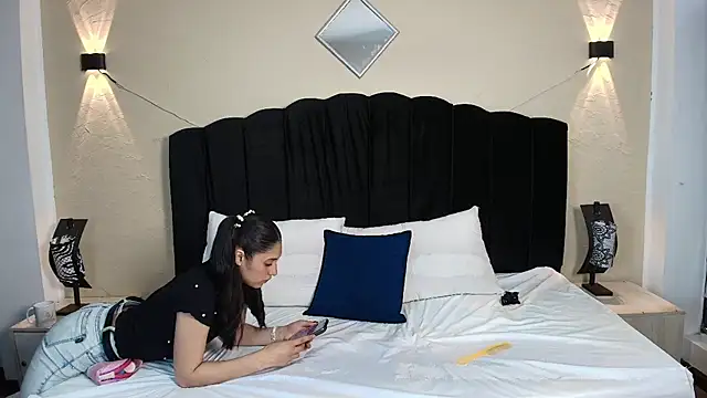 Snapshot of Ambarross chatting on 10.13.25 Ambarross online show from 10.13.25