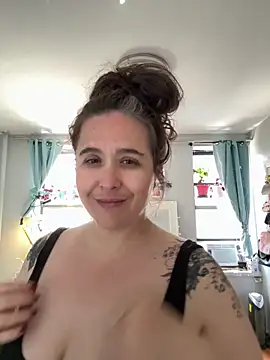 Snapshot of sylviahhh chatting on 05.22.26 sylviahhh online show from 05.22.26