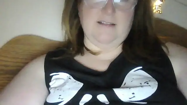 Snapshot of crescentm00n chatting on 03.04.25 crescentm00n online show from 03.04.25