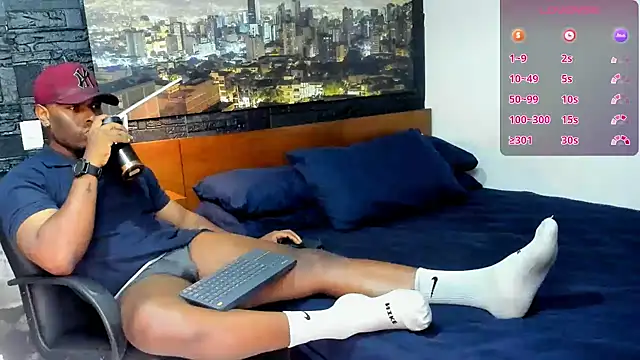 Snapshot of thomas_santtos1 chatting on 02.14.25 thomas santtos1 online show from 02.14.25