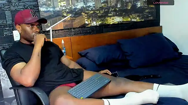 Snapshot of thomas_santtos1 chatting on 02.18.25 thomas santtos1 online show from 02.18.25