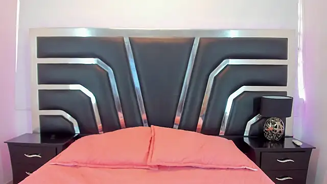 Snapshot of NinnaVous chatting on 01.14.25 NinnaVous online show from 01.14.25