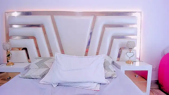 Snapshot of NinnaVous chatting on 03.13.25 NinnaVous online show from 03.13.25