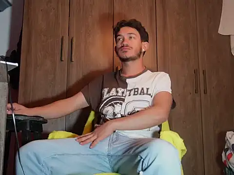 Snapshot of FelipheLive chatting on 02.25.26 FelipheLive online show from 02.25.26