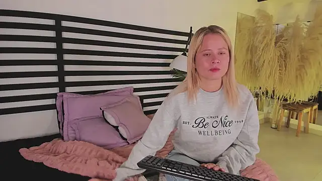 stefanny ruiz  online show from 01.07.25