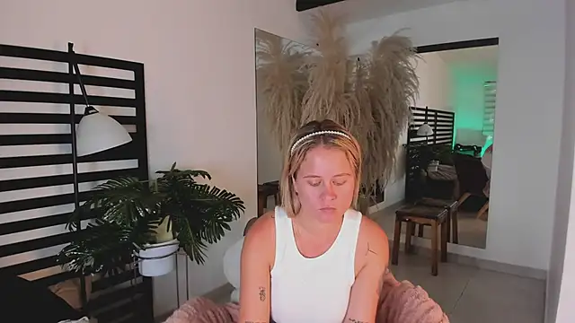 stefanny ruiz  online show from 02.14.25