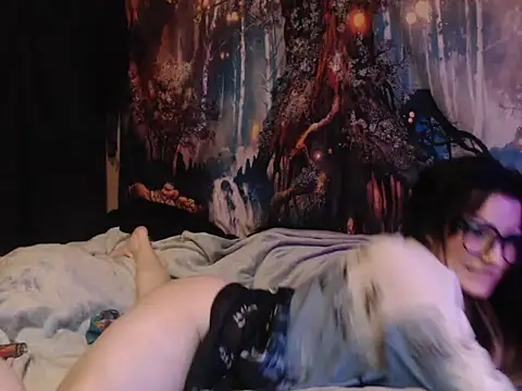 Snapshot of HighCityHoney chatting on 11.17.25 HighCityHoney online show from 11.17.25