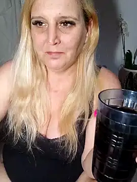 Snapshot of BecciDeluxe chatting on 03.15.26 BecciDeluxe online show from 03.15.26