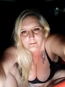 Snapshot of BecciDeluxe chatting on 04.22.26 BecciDeluxe online show from 04.22.26