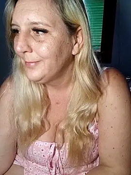 Snapshot of BecciDeluxe chatting on 05.04.26 BecciDeluxe online show from 05.04.26