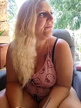 Snapshot of BecciDeluxe chatting on 05.31.26 BecciDeluxe online show from 05.31.26
